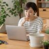 ガーデニング用品を通販で比較する日本人女性と鉢や園芸道具