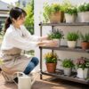 屋外ガーデニング棚に花やハーブの鉢植えを並べる女性