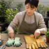 薄手と厚手のガーデニング手袋を作業別に比較する日本人女性
