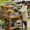 屋外ガーデニング作業台で花の植え替えをする女性と収納付き木製ポッティングベンチの使用イメージ