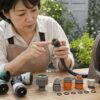 散水ホースのノズルやコネクターを交換前に点検する日本人女性