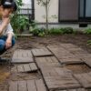 庭の柔らかい土に直接置かれて沈みやずれが生じたジョイントタイル
