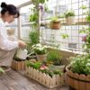 ベランダの鉢植えにミニフェンスを活用する日本人女性