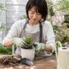 培養土と移植ごてを使って苗を鉢へ植えるガーデニング初心者