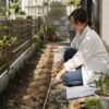 狭い庭の寸法と植栽スペースをメジャーで測るガーデニング準備