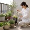 ベランダを汚さないよう受け皿付きの鉢へ水やりする日本人女性